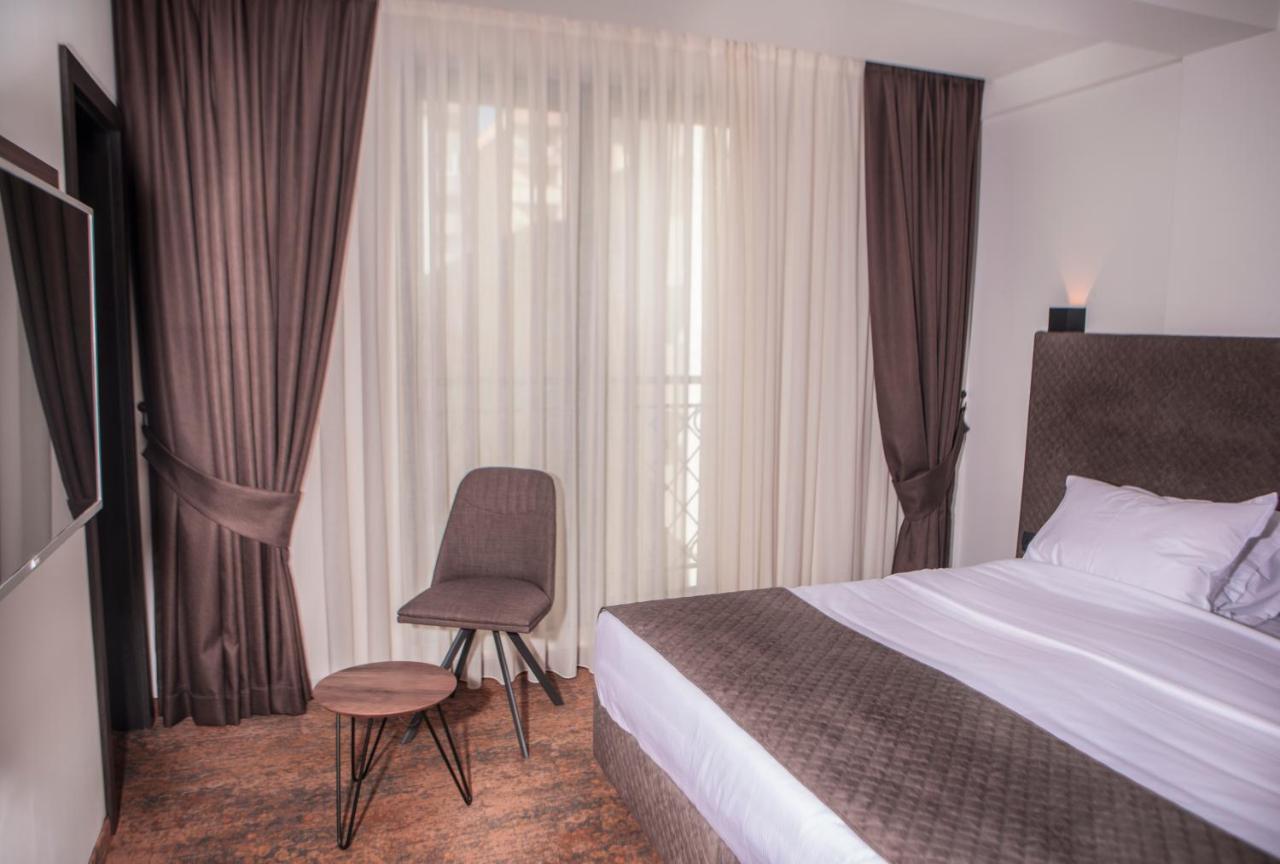 Qama Hotel Pristina Exterior photo