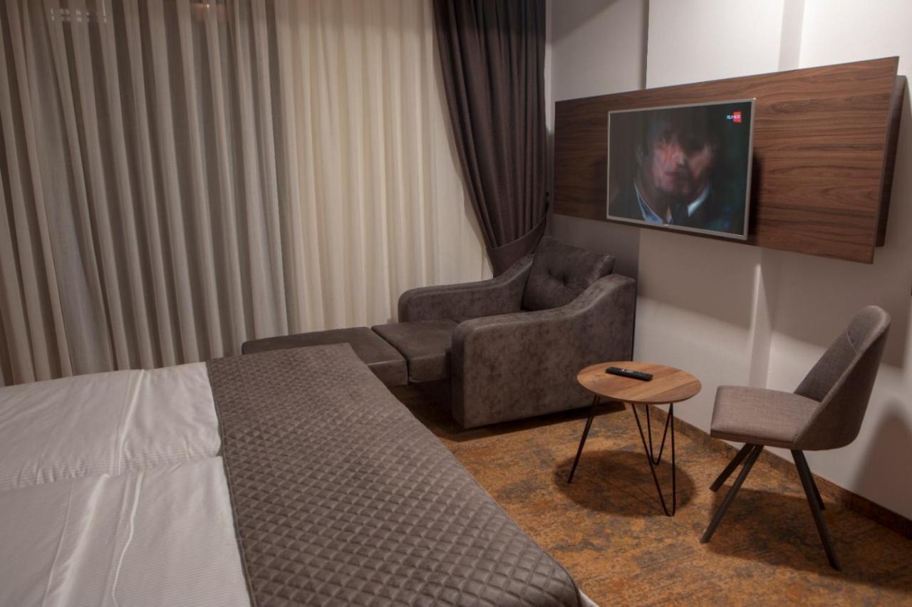 Qama Hotel Pristina Exterior photo